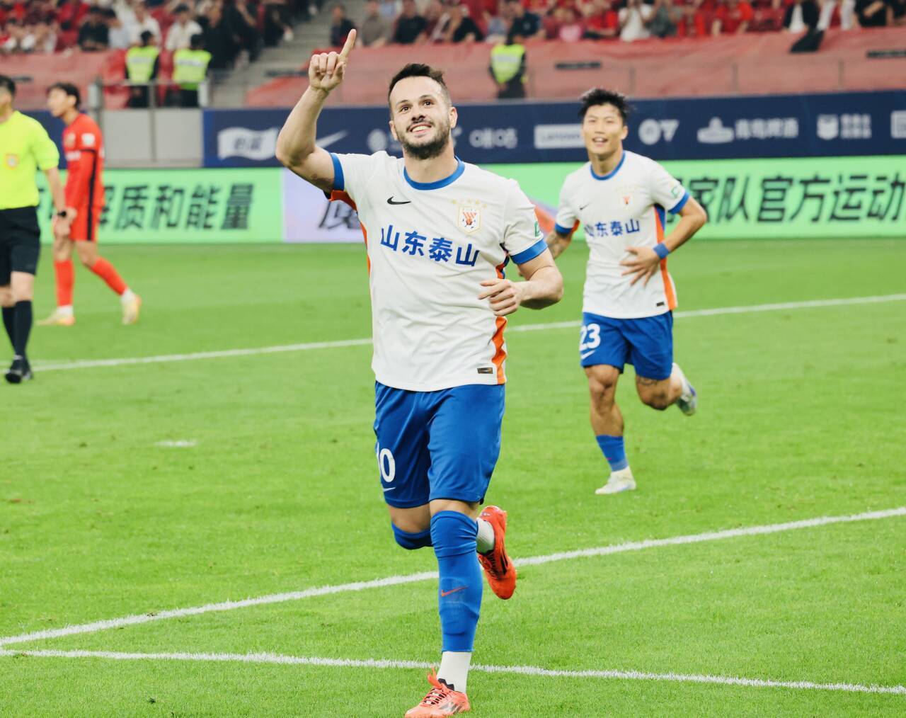 关于亚冠加时末段再迎强敌；山东男篮防线松动；主帅态度——压力陡增；资深球员宣示担当的信息